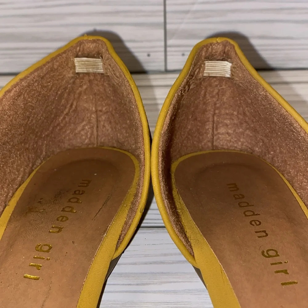 Madden Girl Mustard Sz 7 Flats - Picture 6 of 9